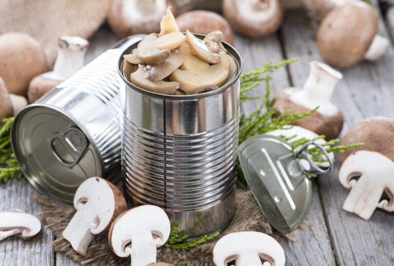 Nos champignons Lela Roba sont soigneusement sélectionnés et mis en conserve immédiatement après la récolte pour préserver leur texture ferme et leur goût délicat. Une solution pratique pour les professionnels de la restauration et les grossistes.